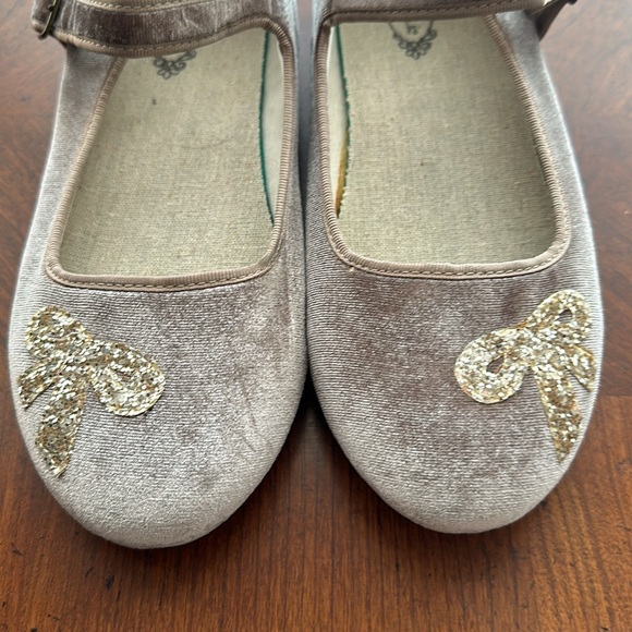 Joyfoile Liv Mary Janes, Youth size 4. - Picture 2 of 4